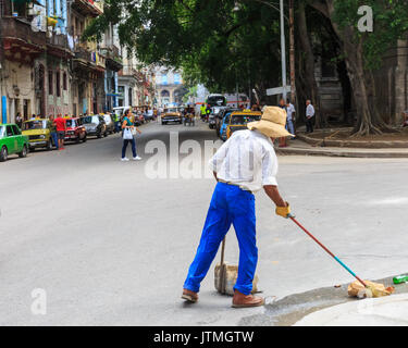 Street cleaner fegt die Plasterung in Habana Vieja, Havanna, Kuba Stockfoto