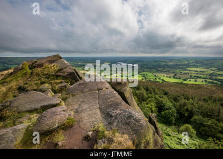 Dramatische Aussicht von der Kakerlaken der grünen Staffordshire Landschaft unter. Ein beliebter Ort im Peak District. Stockfoto