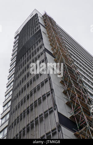 Grenfell Turm Typ Verkleidungen als brandgefahr von Braithwaite Haus in einem Rat Immobilien in Islington, London, England, UK entfernt werden Stockfoto