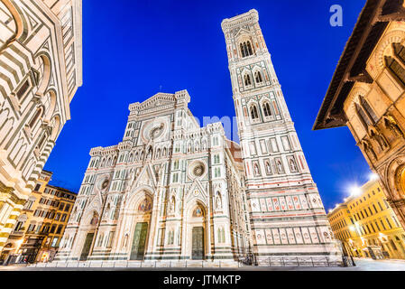 Florenz, Toskana - Nacht Landschaft mit der Piazza del Duomo und catedrale von Santa Maria del Fiori, Architektur der Renaissance in Italien. Stockfoto