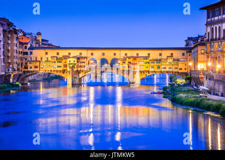 Florenz, Toskana - Ponte Vecchio, mittelalterliche Steinbogen Brücke über den Fluss Arno, Architektur der Renaissance in Italien. Stockfoto