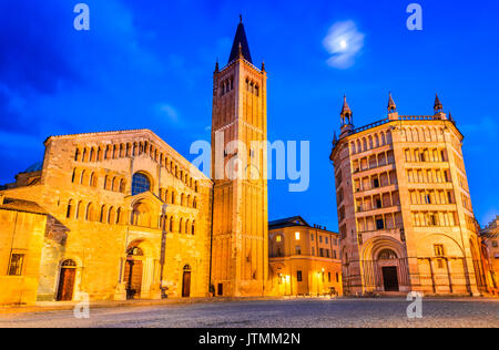 Parma, Italien - Piazza del Duomo mit dem Dom und Baptisterium, im Jahr 1059 gebaut. Die romanische Architektur in der Emilia-Romagna. Stockfoto