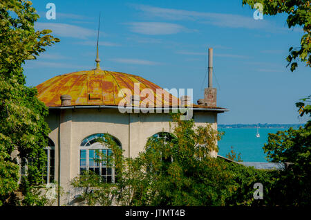 TIHANY, Ungarn - 29 Juli, 2017: Häuser in der Altstadt von Tihany, Ungarn am 29. Juli 2017. Stockfoto