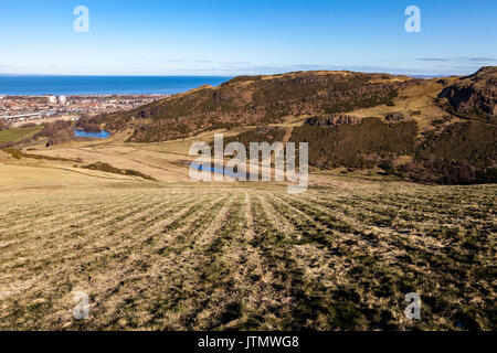 Blick von Salisbury Crags in Edinburgh Leith und Forth Estuary Stockfoto