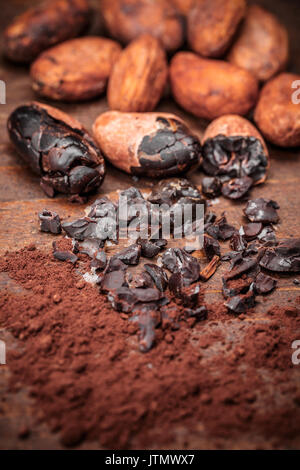 Kakao Nibs auf alten hölzernen Hintergrund Stockfoto