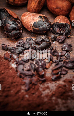 Mit Kakao Nibs cacao Bohnen auf alten hölzernen Hintergrund Stockfoto