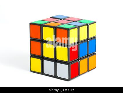 Rubik's Cube auf Weiß Stockfoto