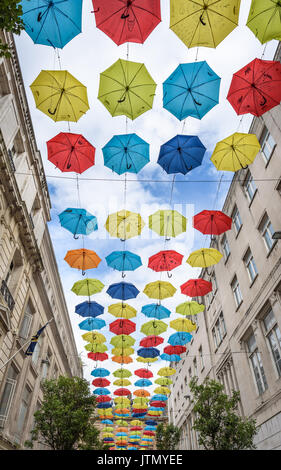 200 bunte Sonnenschirme Hängen oberhalb einer Straße im Stadtzentrum von Liverpool Bewußtsein über ADHT zu erhöhen. Stockfoto