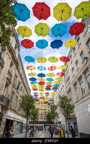 200 bunte Sonnenschirme Hängen oberhalb einer Straße im Stadtzentrum von Liverpool Bewußtsein über ADHT zu erhöhen. Stockfoto