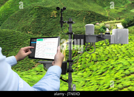 Wetterstation data logging Wireless Monitoring, Tracking und Vorhersage von Temperatur, Luftfeuchtigkeit, Licht, Wind, Regen mit Anwendung auf Tabelle Stockfoto