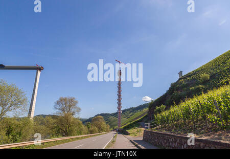 Autobahnbrücke ist Panorama gebaut. Stockfoto