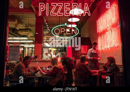 Fenster einer Pizzeria an der Avenida Santa Fe. Palermo, Buenos Aires, Argentinien. Stockfoto