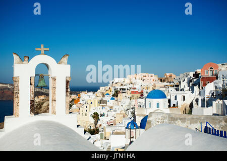 Blaue Kuppeln in Oia oder Ia, eine kleine Stadt, und der ehemalige Gemeinschaft in der südlichen Ägäis auf den Inseln Thira und Therasia, in der Kykladen, Griechenland Stockfoto