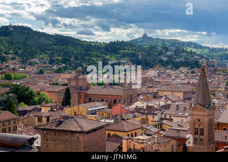 Dachterrasse mit Blick auf die Basilica Santuario della Madonna di San Luca, Bologna, Emilia-Romagna, Italien Stockfoto