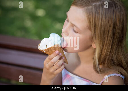 Kleines Mädchen Eis essen. Stockfoto