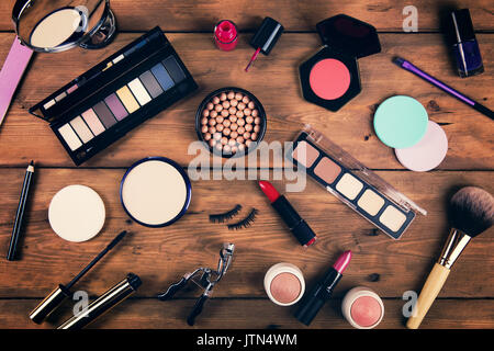 Make-up Kosmetika auf hölzernen Hintergrund. top View Stockfoto