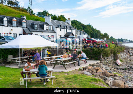 Blick auf pub Garten in Thalwil Dorf ein beliebter Zwischenstopp an der Nordküste 500 touristische Straße Reisen um die Nordküste von Schottland. Stockfoto