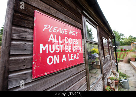 Vintage Red Hand bemalte grosse National Trust sign bitten Besucher alle Hunde an der Leine zu halten. Stockfoto