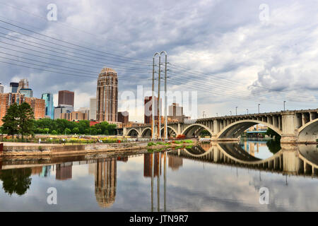 Minneapolis Downtown Skyline. und 3. Avenue Brücke über dem Mississippi River. Midwest USA, Minnesota State. Stockfoto