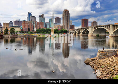 Minneapolis Downtown Skyline. und 3. Avenue Brücke über dem Mississippi River. Midwest USA, Minnesota State. Stockfoto