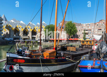 Boote und Restaurants am Wasser in der Oude Haven (alter Hafen) mit Cube Häuser (Kubuswoningen) nach links, Rotterdam, Niederlande Stockfoto