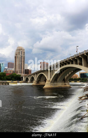 Minneapolis Downtown Skyline. und 3. Avenue Bridge Saint Anthony Falls und Mississippi River, Midwest USA, Bundesstaat Minnesota. Vertikale gesundes Stockfoto