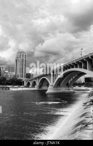 Minneapolis Downtown Skyline. und 3. Avenue Bridge Saint Anthony Falls und Mississippi River in Schwarz und Weiß. Midwest USA, stand der Minneso Stockfoto