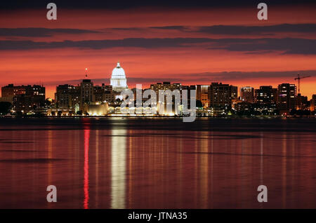 Skyline der Innenstadt von Madison, die Hauptstadt von Wisconsin, USA. Nach Sonnenuntergang mit State Capitol Building Kuppel und Monona Terrace gegen das Stockfoto