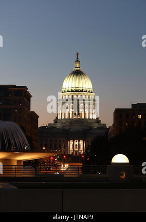 Wisconsin State Capitol Building, National Historic Landmark. Madison, Wisconsin, USA. Nach Sonnenuntergang Szene, Ansicht von Monona Terrace Balkon, vertikal Stockfoto