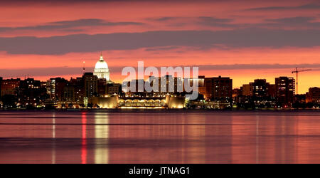 Skyline der Innenstadt von Madison, die Hauptstadt von Wisconsin, USA. Nach Sonnenuntergang mit State Capitol Building Kuppel und Monona Terrace gegen das Stockfoto