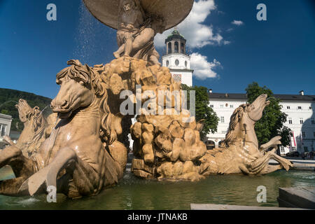 Residenzbrunnen oder hofbrunnen und der Turm mit dem Glockenspiel der Neuen Residenz auf dem Residenzplatz in Salzburg, Österreich | Brunnen Residenz Stockfoto