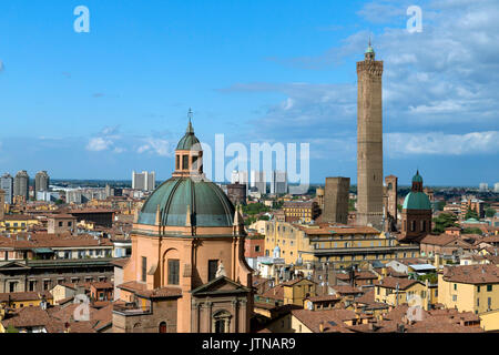 Dachterrasse mit Blick auf die 2 Türme, Bologna, Emilia-Romagna, Italien Stockfoto