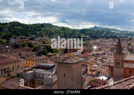 Dachterrasse mit Blick auf die Basilica Santuario della Madonna di San Luca, Bologna, Emilia-Romagna, Italien Stockfoto