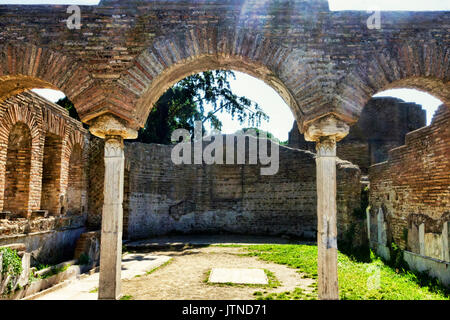 Arch von Domus della Fortuna Annonaria - eine reiche Haus in Ostia Antica Stockfoto