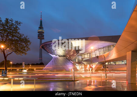 Die BMW Welt in München in der Abendämmerung, Bayern, Deutschland | BMW Welt München bei Dämmerung, Bayern, Deutschland Stockfoto