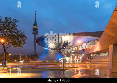 Die BMW Welt in München in der Abendämmerung, Bayern, Deutschland | BMW Welt München bei Dämmerung, Bayern, Deutschland Stockfoto