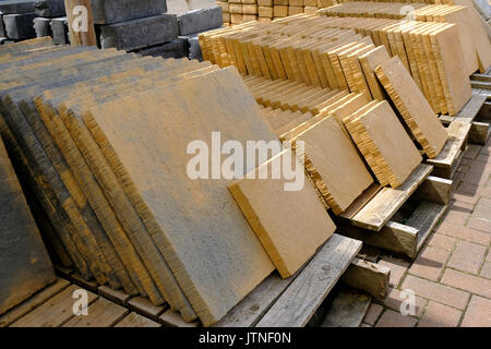 Stapel von Platten im Verkauf bei einem Englischen Garten Center Stockfoto