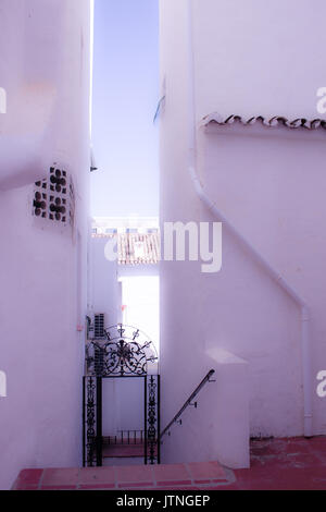 Weißen Häusern. Traditionelles Gebäude. Puerto Banus, Marbella, Costa del Sol, Andalusien, Spanien. Stockfoto