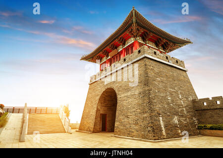 Pagode in der Großen Mauer von China. Eines der sieben Wunder der Welt. Weltkulturerbe der UNESCO Stockfoto