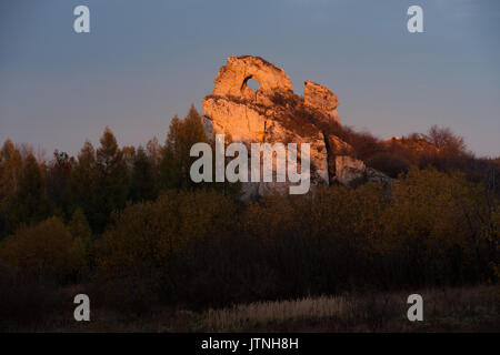 Okiennik skarzycki, einer der größten Felsen des Jura Krakowsko czestochowska, zentrale Polen. Stockfoto