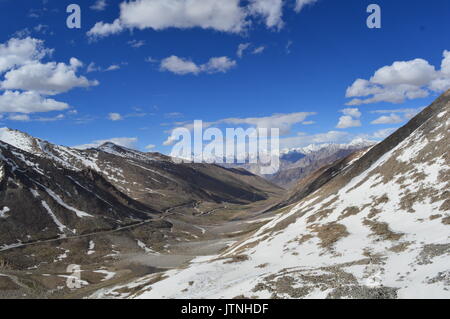 Mächtigen Himalaya Indien, schossen während der Fahrt auf dem Fahrrad. Stockfoto