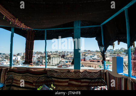 Typisch Marokkanischen Terrasse mit Aussicht auf die Dächer und die Skyline von Tanger, afrikanischen Stadt an der Küste des Maghreb mit seiner einzigartigen Mischung aus Kulturen Stockfoto