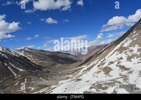 Mächtigen Himalaya Indien, schossen während der Fahrt auf dem Fahrrad. Stockfoto