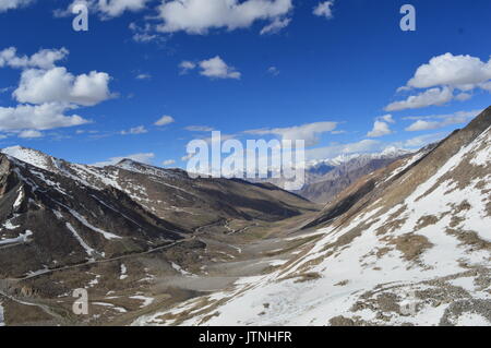 Mächtigen Himalaya Indien, schossen während der Fahrt auf dem Fahrrad. Stockfoto