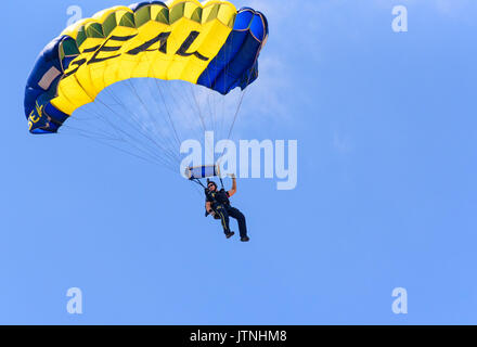 Cheyenne, Wyoming, USA - 27. Juli 2017: US Navy leap frogs Team der Fallschirmspringer öffnet den jährlichen Grenze tage Rodeo. Stockfoto