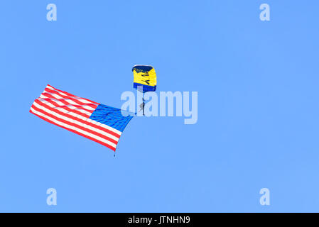 Cheyenne, Wyoming, USA - 27. Juli 2017: US Navy leap frogs Team der Fallschirmspringer öffnet den jährlichen Grenze tage Rodeo. gadsden Flag O'Dnicht auf mich Lauffläche Stockfoto