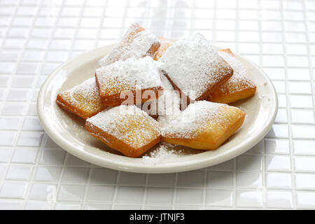 Hausgemachte new orleans beignet Donuts mit viel Puderzucker Stockfoto