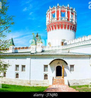 Das kleine Gebäude ist ein ehemaliger Ort der Inhaftierung von Russland Prinzessin Sophia Alekseyevna, heute ist es eine beliebte Sehenswürdigkeit in Nowodewitschi Kloster in Stockfoto