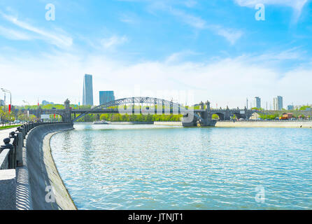 Chamowniki Bezirk mit Blick auf Luzhnetsky Brücke über den Fluss Moskwa mit modernen skyscrappers auf dem Hintergrund, Russland Stockfoto