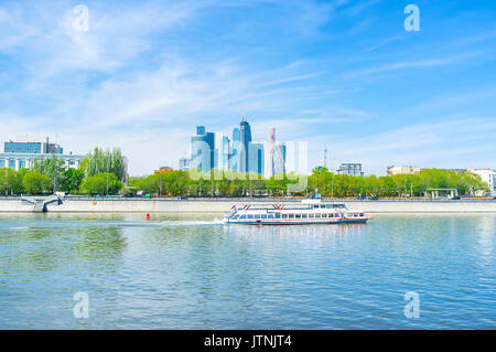 Die skyscrappers Moskau - Stadt hinter der Moskwa mit touristischen Boot, Russland Stockfoto